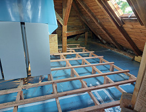 Zateplení stropu rodinného domu pomocí foukané izolace